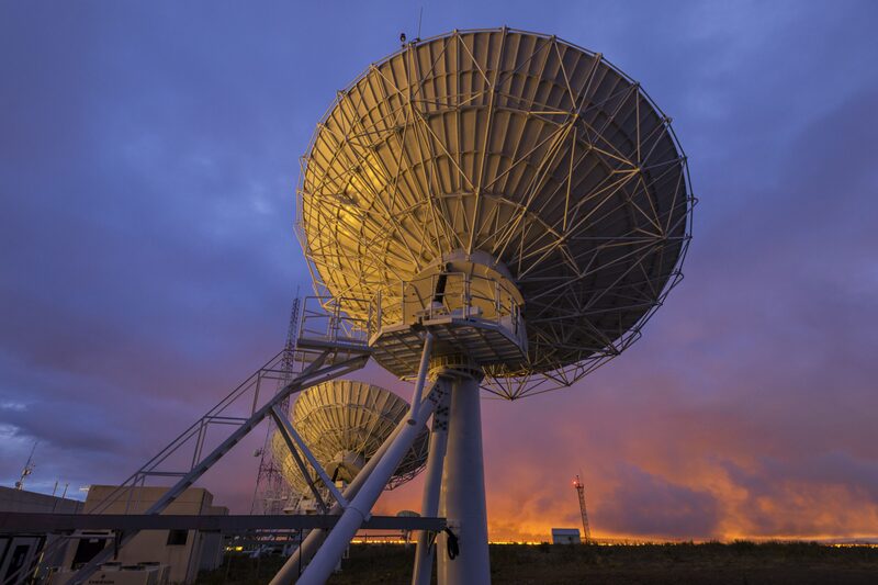 Soporte de antenas de satélite al atardecer en Bolivia. Soporte de antenas de satélite al atardecer en Bolivia.