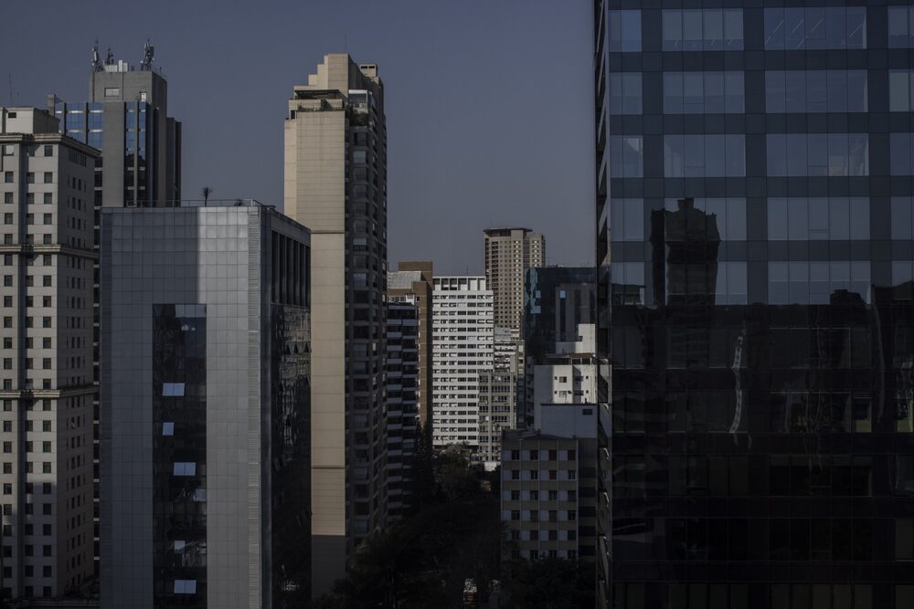 Prédios na região da Faria Lima em São Paulo: vacância abaixo de dois dígitos e atração contínua de empresas por escritórios Prédios na região da Faria Lima em São Paulo: vacância abaixo de dois dígitos e atração contínua de empresas por escritórios