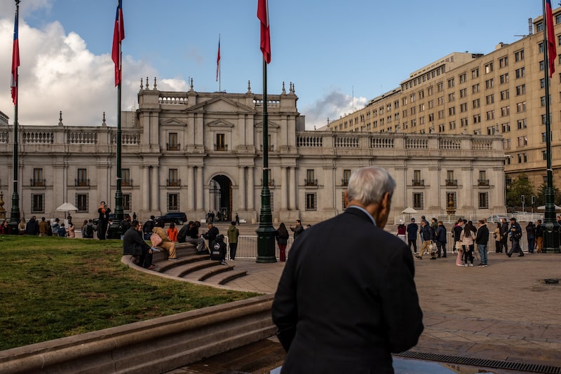 Peatones frente al Palacio de La Moneda, en Santiago. Fotógrafo: Cristóbal Olivares/Bloomberg. Peatones frente al Palacio de La Moneda, en Santiago. Fotógrafo: Cristóbal Olivares/Bloomberg.