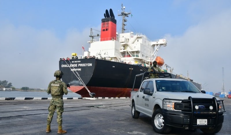Un elemento de las fuerzas armadas mira un buque asegurado en el puerto de Tampico en el estado de Tamaulipas que contenía 10 millones de litros de diésel ilegal (Foto: Secretaría de Marina). Un elemento de las fuerzas armadas mira un buque asegurado en el puerto de Tampico en el estado de Tamaulipas que contenía 10 millones de litros de diésel ilegal (Foto: Secretaría de Marina).