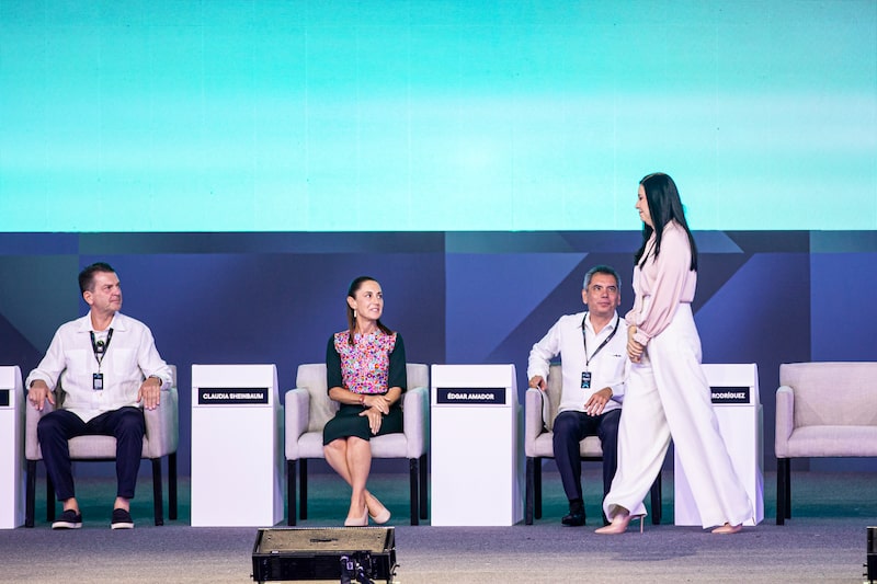 Victoria Rodríguez Ceja, gobernadora de Banxico, camina frente a Emilio Romano, presidente de la ABM; Claudia Sheinbaum, presidenta de México, y Edgar Amador, durante la inauguración de la 89 Convención Bancaria en Cancún, Quintana Roo, México, el jueves 19 de marzo de 2026. Victoria Rodríguez Ceja, gobernadora de Banxico, camina frente a Emilio Romano, presidente de la ABM; Claudia Sheinbaum, presidenta de México, y Edgar Amador, durante la inauguración de la 89 Convención Bancaria en Cancún, Quintana Roo, México, el jueves 19 de marzo de 2026.