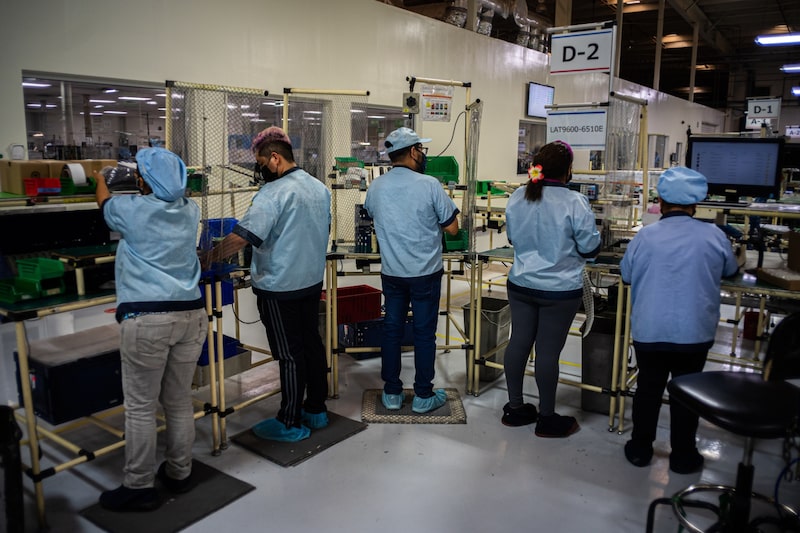 Trabajadores en una fábrica en Tijuana, Mexico. Trabajadores en una fábrica en Tijuana, Mexico.
