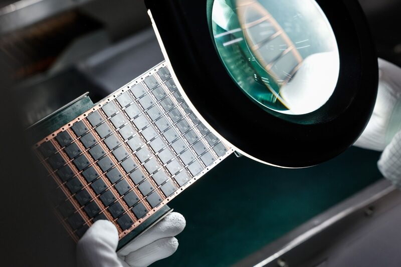 Os semicondutores se tornaram um importante campo de contestação, já que os EUA cortaram o acesso da China aos aceleradores de inteligência artificial mais avançados (Foto: Dario Pignatelli/Bloomberg) Os semicondutores se tornaram um importante campo de contestação, já que os EUA cortaram o acesso da China aos aceleradores de inteligência artificial mais avançados (Foto: Dario Pignatelli/Bloomberg)