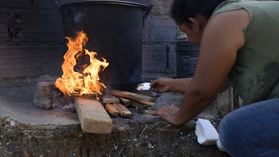 Na Venezuela, população recorre a fogo a lenha para driblar crise do gás Na Venezuela, população recorre a fogo a lenha para driblar crise do gás
