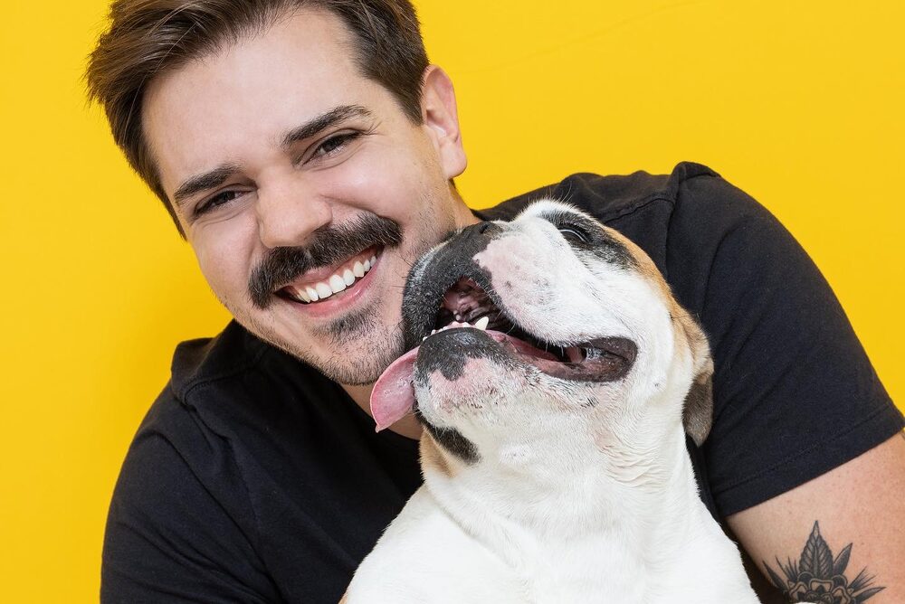 Leonardo Bagarolo com sua cachorra Mada, uma pet influencer Leonardo Bagarolo com sua cachorra Mada, uma pet influencer