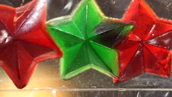 Niños pequeños están comiendo los productos comestibles con marihuana de sus padres Niños pequeños están comiendo los productos comestibles con marihuana de sus padres