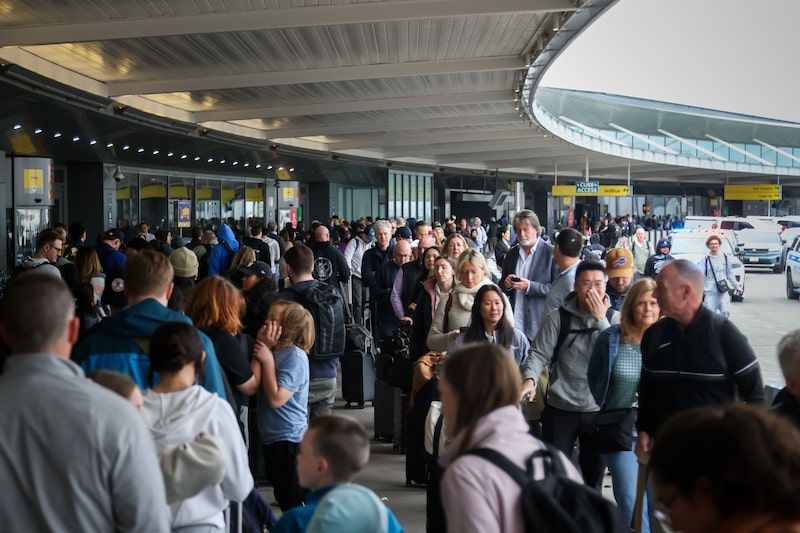 Una cola en el control de seguridad del aeropuerto JFK de Nueva York el 27 de marzo, en plena paralización del Gobierno. Fotógrafo: Michael Nagle/Bloomberg Una cola en el control de seguridad del aeropuerto JFK de Nueva York el 27 de marzo, en plena paralización del Gobierno. Fotógrafo: Michael Nagle/Bloomberg