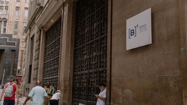 Ibovespa sobe mais de 2% após Trump adiar ataque ao Irã; dólar cai a R$ 5,26 Ibovespa sobe mais de 2% após Trump adiar ataque ao Irã; dólar cai a R$ 5,26