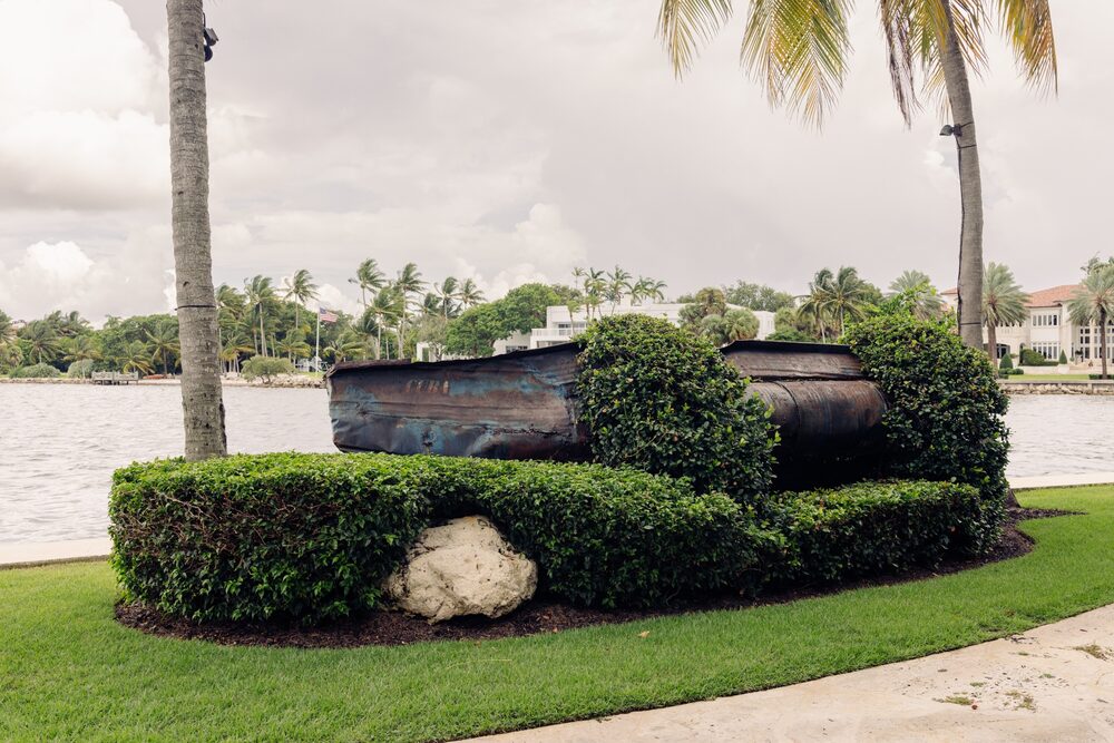 Una balsa improvisada usada por los emigrantes cubanos que apareció en el patio de Fernández, forma parte de su jardín.Fotógrafo: Alfonso Duran/Bloomberg Una balsa improvisada usada por los emigrantes cubanos que apareció en el patio de Fernández, forma parte de su jardín.Fotógrafo: Alfonso Duran/Bloomberg