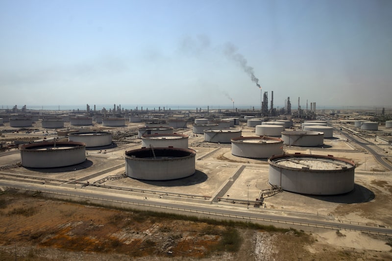 Depósitos de almacenamiento de petróleo crudo en el parque de tanques de Juaymah, en la refinería de petróleo de Ras Tanura, propiedad de Saudi Aramco. Fotógrafo: Simon Dawson/Bloomberg Depósitos de almacenamiento de petróleo crudo en el parque de tanques de Juaymah, en la refinería de petróleo de Ras Tanura, propiedad de Saudi Aramco. Fotógrafo: Simon Dawson/Bloomberg