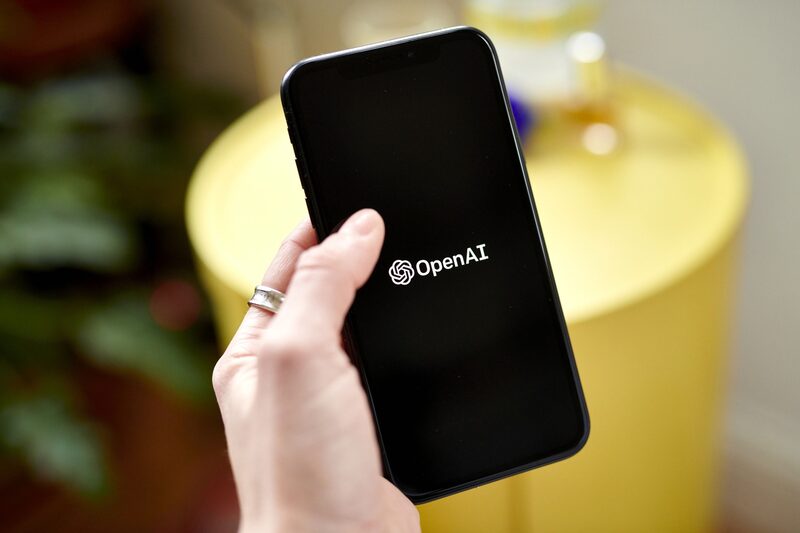 Logotipo de OpenAI en un smartphone en el barrio de Brooklyn de Nueva York, EE.UU., el jueves 12 de enero de 2023. Logotipo de OpenAI en un smartphone en el barrio de Brooklyn de Nueva York, EE.UU., el jueves 12 de enero de 2023.