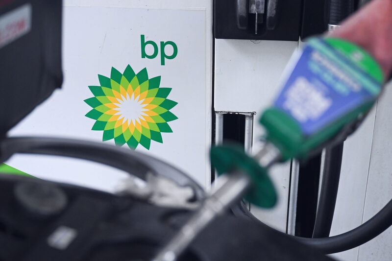 Un cliente repostando combustible en una gasolinera de BP Plc en Londres, Reino Unido, el lunes 4 de agosto de 2025. Un cliente repostando combustible en una gasolinera de BP Plc en Londres, Reino Unido, el lunes 4 de agosto de 2025.