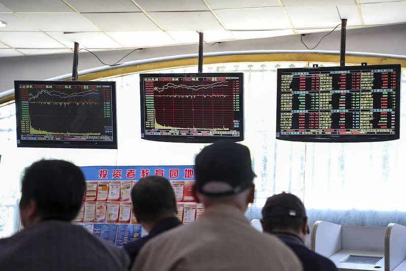 Los inversores están acudiendo en masa a productos de renta fija más seguros o a acciones de pequeña capitalización más arriesgadas para aumentar la rentabilidad. Los inversores están acudiendo en masa a productos de renta fija más seguros o a acciones de pequeña capitalización más arriesgadas para aumentar la rentabilidad.