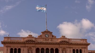 Fitch eleva nota de crédito da Argentina para CCC+, em nova vitória para Milei Fitch eleva nota de crédito da Argentina para CCC+, em nova vitória para Milei
