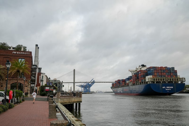 Un buque portacontenedores en el puerto de Savannah, en Savannah, Georgia. Un buque portacontenedores en el puerto de Savannah, en Savannah, Georgia.