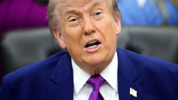 Trump ordena revisar reglas bancarias para inmigrantes indocumentados en EE.UU. Trump ordena revisar reglas bancarias para inmigrantes indocumentados en EE.UU.