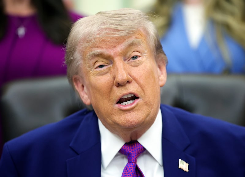 Trump ordena a las agencias asesorar a los bancos sobre servicios para inmigrantes Trump ordena a las agencias asesorar a los bancos sobre servicios para inmigrantes