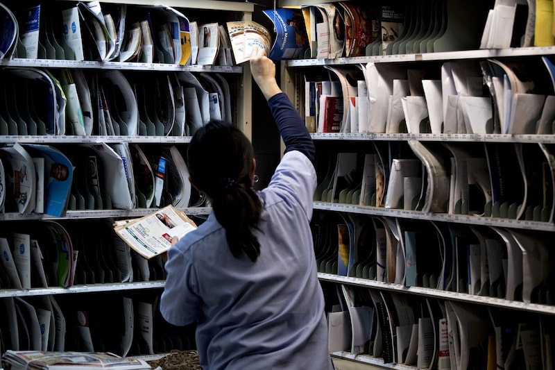 El servicio de correos se considera desde hace mucho tiempo una de las responsabilidades fundamentales del gobierno estadounidense. El servicio de correos se considera desde hace mucho tiempo una de las responsabilidades fundamentales del gobierno estadounidense.