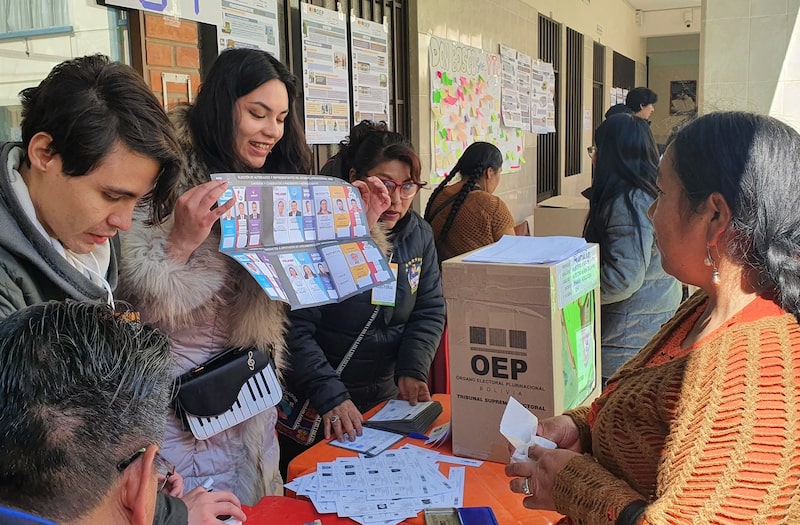 Votación en la Unidad Educativa María Auxiliadora de la ciudad de La Paz. Votación en la Unidad Educativa María Auxiliadora de la ciudad de La Paz.