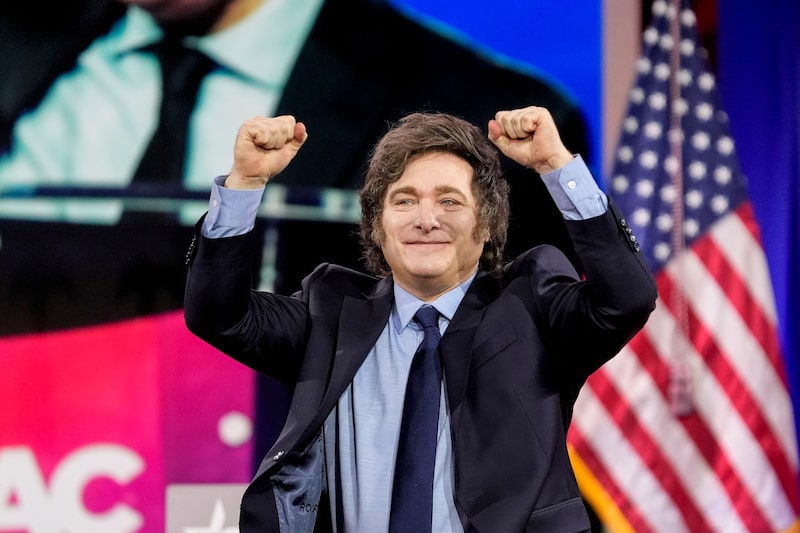 “Hoje temos uma política migratória que convida ao caos e ao abuso por parte de muitos malandros, que estão longe de vir morar no país de forma honrosa para construir um futuro próspero”, disse o porta-voz do governo, Manuel Adorni “Hoje temos uma política migratória que convida ao caos e ao abuso por parte de muitos malandros, que estão longe de vir morar no país de forma honrosa para construir um futuro próspero”, disse o porta-voz do governo, Manuel Adorni