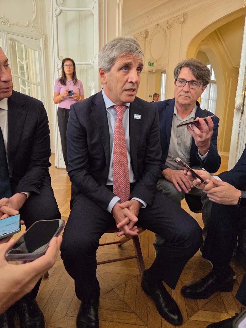 Luis Caputo, ministro de Economía, en una ronda con periodistas el viernes 2 de octubre en la Embajada argentina en Francia Luis Caputo, ministro de Economía, en una ronda con periodistas el viernes 2 de octubre en la Embajada argentina en Francia