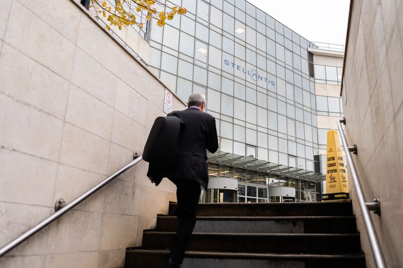 Los colaboradores de la empresa automotriz están en Francia, Italia, Alemania, EE.UU., Brasil e India. Los colaboradores de la empresa automotriz están en Francia, Italia, Alemania, EE.UU., Brasil e India.