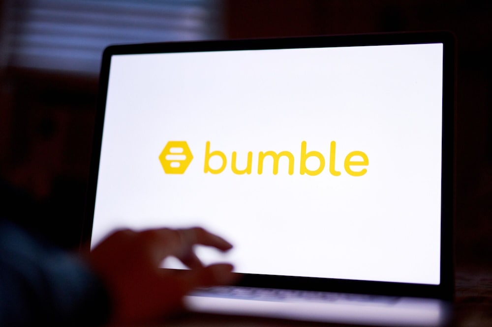 El logotipo de Bumble en una computadora portátil colocada en Nueva York, EE.UU. El logotipo de Bumble en una computadora portátil colocada en Nueva York, EE.UU.