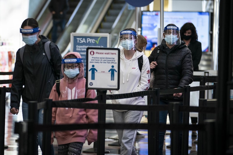 Viajeros pasan por el Aeropuerto Nacional de Washington D.C. el 25 de noviembre de 2020, un día antes de Acción de Gracias. A Viajeros pasan por el Aeropuerto Nacional de Washington D.C. el 25 de noviembre de 2020, un día antes de Acción de Gracias. A