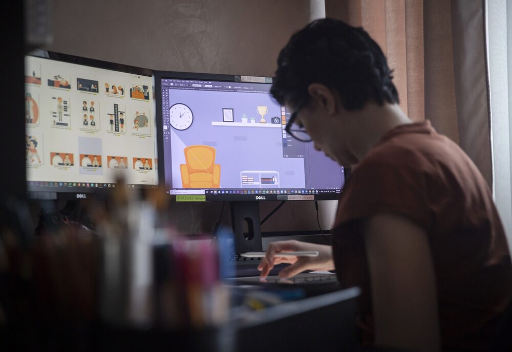 Jelena Novakovic, diseñadora gráfica independiente, utiliza una tableta gráfica mientras trabaja en una computadora en su oficina en casa, en Belgrado, Serbia. Jelena Novakovic, diseñadora gráfica independiente, utiliza una tableta gráfica mientras trabaja en una computadora en su oficina en casa, en Belgrado, Serbia.