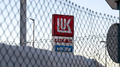 Refinería de Lukoil en Rusia sufre un incendio tras ataque de Ucrania Refinería de Lukoil en Rusia sufre un incendio tras ataque de Ucrania