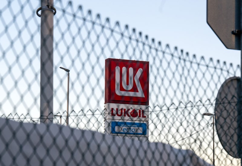 Un cartel de Lukoil PJSC en una gasolinera de Belgrado, Serbia. Un cartel de Lukoil PJSC en una gasolinera de Belgrado, Serbia.