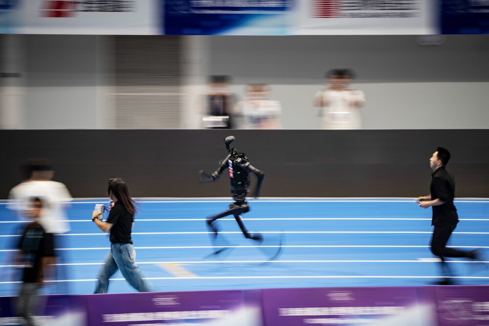 Um robô humanoide da Unitree compete na corrida de 1.500 metros (Foto: Qilai Shen/Bloomberg) Um robô humanoide da Unitree compete na corrida de 1.500 metros (Foto: Qilai Shen/Bloomberg)