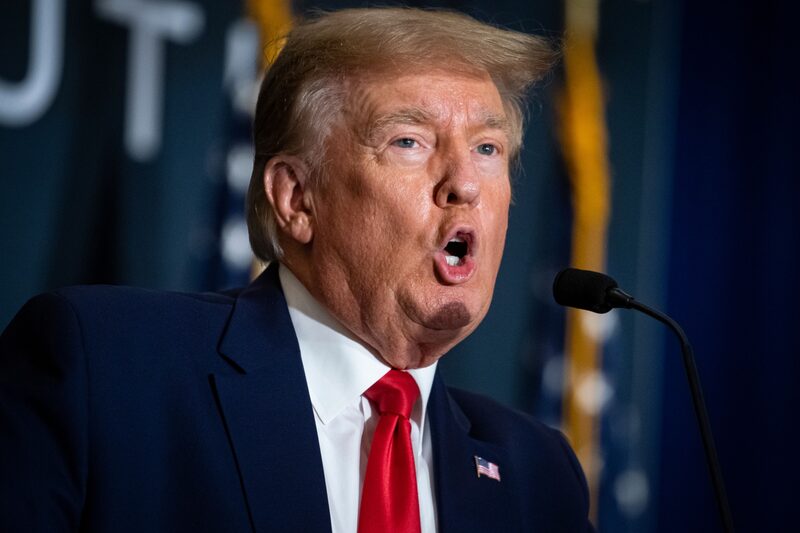 El expresidente de Estados Unidos Donald Trump habla durante la Cumbre de la Agenda América Primero del Instituto de Política en Washington, D.C., Estados Unidos, el martes 26 de julio de 2022. Las declaraciones de Trump se producen después de una audiencia en la Cámara de Representantes que lo retrató con indiferencia, incluso vengativa, durante horas mientras una turba de sus partidarios se enfrentaba a la policía y perseguía a los legisladores por los pasillos del Capitolio. Fotógrafo: Al Drago/Bloomberg El expresidente de Estados Unidos Donald Trump habla durante la Cumbre de la Agenda América Primero del Instituto de Política en Washington, D.C., Estados Unidos, el martes 26 de julio de 2022. Las declaraciones de Trump se producen después de una audiencia en la Cámara de Representantes que lo retrató con indiferencia, incluso vengativa, durante horas mientras una turba de sus partidarios se enfrentaba a la policía y perseguía a los legisladores por los pasillos del Capitolio. Fotógrafo: Al Drago/Bloomberg