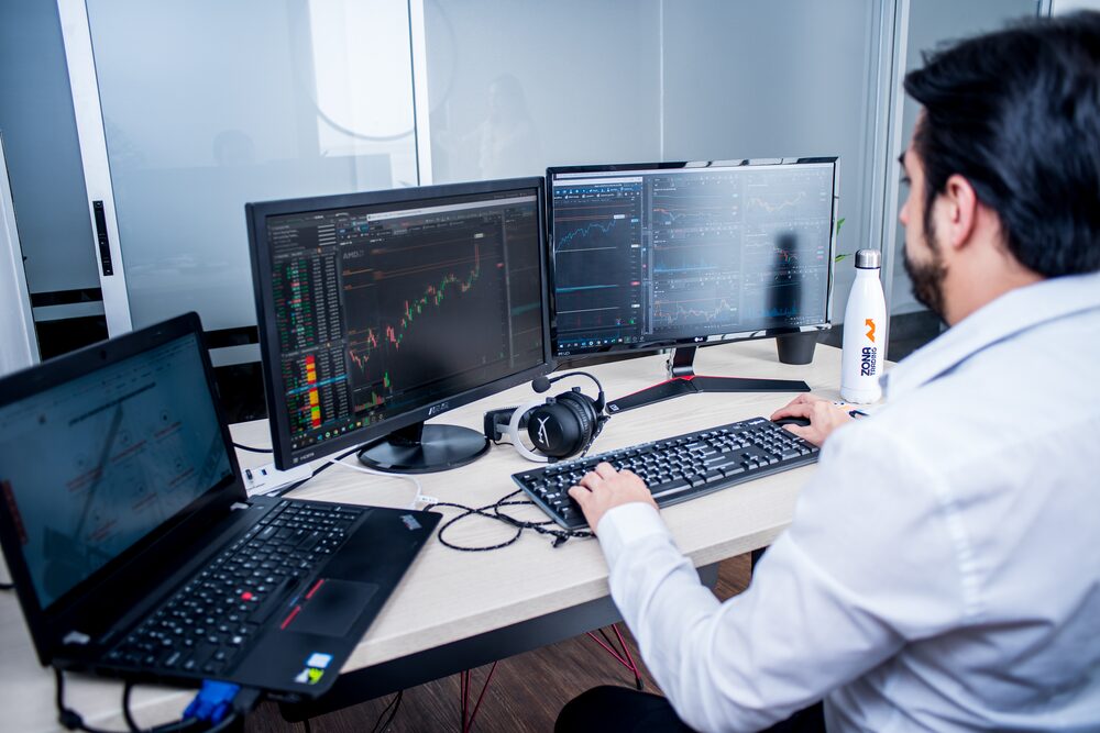 y tiene el objetivo de brindar asesoría bursátil y soluciones de análisis a universidades, para fortalecer la toma de decisiones de los futuros
profesionales. y tiene el objetivo de brindar asesoría bursátil y soluciones de análisis a universidades, para fortalecer la toma de decisiones de los futuros
profesionales.