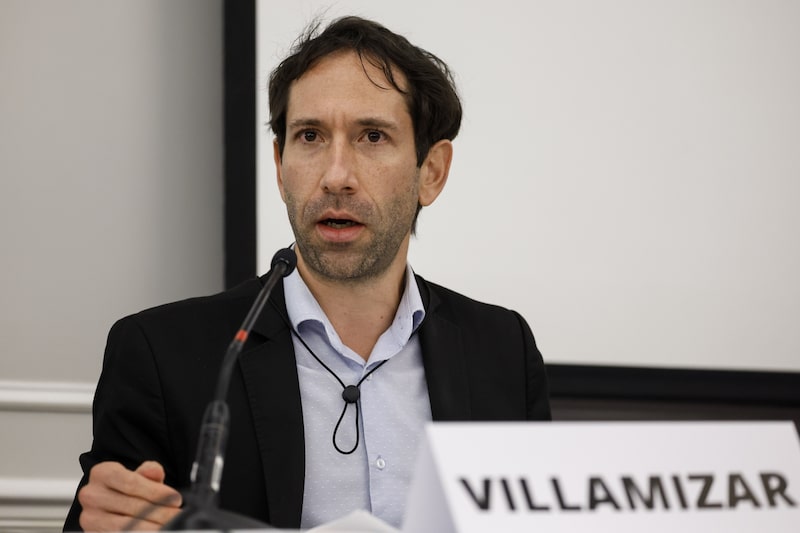 Subir los tipos ahora resultaría menos costoso que esperar y realizar ajustes graduales más adelante, afirmó Mauricio Villamizar, codirector del Banco de la República. Subir los tipos ahora resultaría menos costoso que esperar y realizar ajustes graduales más adelante, afirmó Mauricio Villamizar, codirector del Banco de la República.