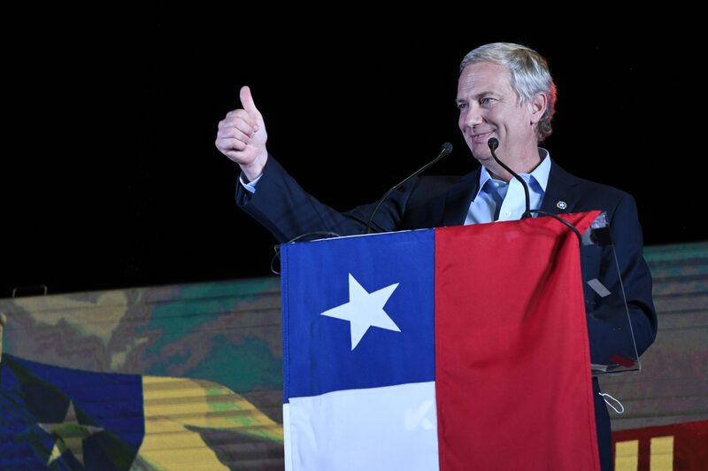 José Antonio Kast, candidato presidencial del Partido Republicano, habla durante un mitin en la noche de las elecciones en Santiago, Chile, el domingo 21 de noviembre de 2021. El candidato presidencial conservador chileno, Kast, y su rival izquierdista, Gabriel Boric, se enfrentarán en una segunda vuelta este mes, preparando el escenario para las elecciones más divisivas desde el regreso de la democracia en 1990.Fuente: Bloomberg. José Antonio Kast, candidato presidencial del Partido Republicano, habla durante un mitin en la noche de las elecciones en Santiago, Chile, el domingo 21 de noviembre de 2021. El candidato presidencial conservador chileno, Kast, y su rival izquierdista, Gabriel Boric, se enfrentarán en una segunda vuelta este mes, preparando el escenario para las elecciones más divisivas desde el regreso de la democracia en 1990.Fuente: Bloomberg.