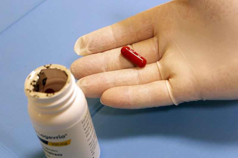 Una doctora sostiene en sus manos la píldora Lagevrio, indicador de Molnupiravir para el tratamiento del Covid 19 el 11 de enero de 2022 en Bari, Italia. (Foto de Donato Fasano/Getty Images) Una doctora sostiene en sus manos la píldora Lagevrio, indicador de Molnupiravir para el tratamiento del Covid 19 el 11 de enero de 2022 en Bari, Italia. (Foto de Donato Fasano/Getty Images)
