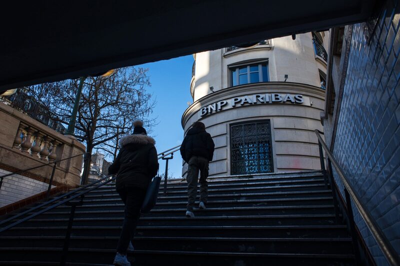 Peatones salen de una estación de metro en la sede del banco BNP Paribas SA, en París, Francia. Peatones salen de una estación de metro en la sede del banco BNP Paribas SA, en París, Francia.