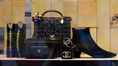 Chanel registra queda de 30% no lucro em meio à crise global no mercado de luxo Chanel registra queda de 30% no lucro em meio à crise global no mercado de luxo