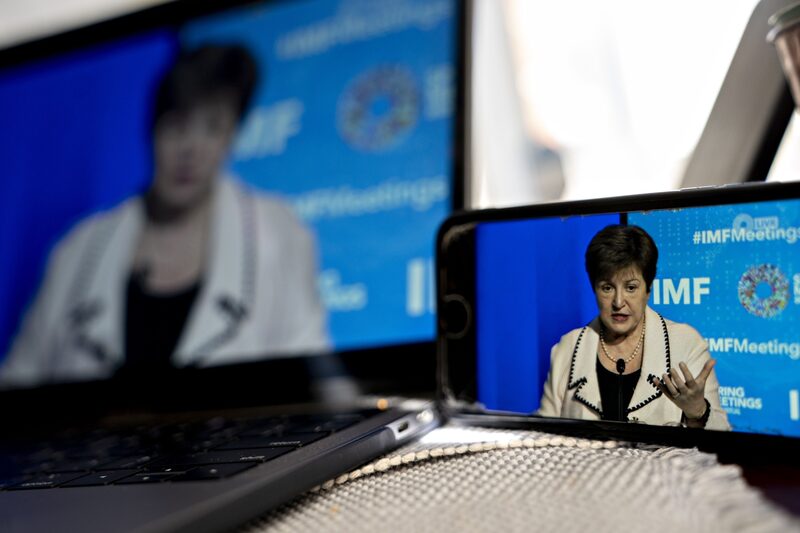 El Banco Mundial quien alega que Georgieva presionó al personal del banco para que ajustara los datos para obtener una clasificación a favor de China mientras trabajaba allí. El Banco Mundial quien alega que Georgieva presionó al personal del banco para que ajustara los datos para obtener una clasificación a favor de China mientras trabajaba allí.