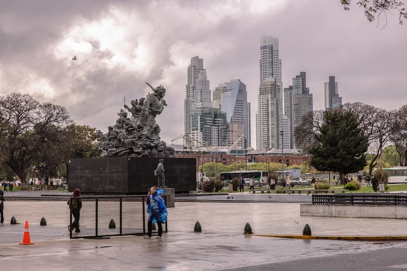 Argentina se muestra reacia a vender deuda en dólares en el mercado local tras el repunte de los costos de financiación, lo que complica sus esfuerzos por hacer frente a los pagos de deuda, que ascenderán a miles de millones, el próximo año. Argentina se muestra reacia a vender deuda en dólares en el mercado local tras el repunte de los costos de financiación, lo que complica sus esfuerzos por hacer frente a los pagos de deuda, que ascenderán a miles de millones, el próximo año.
