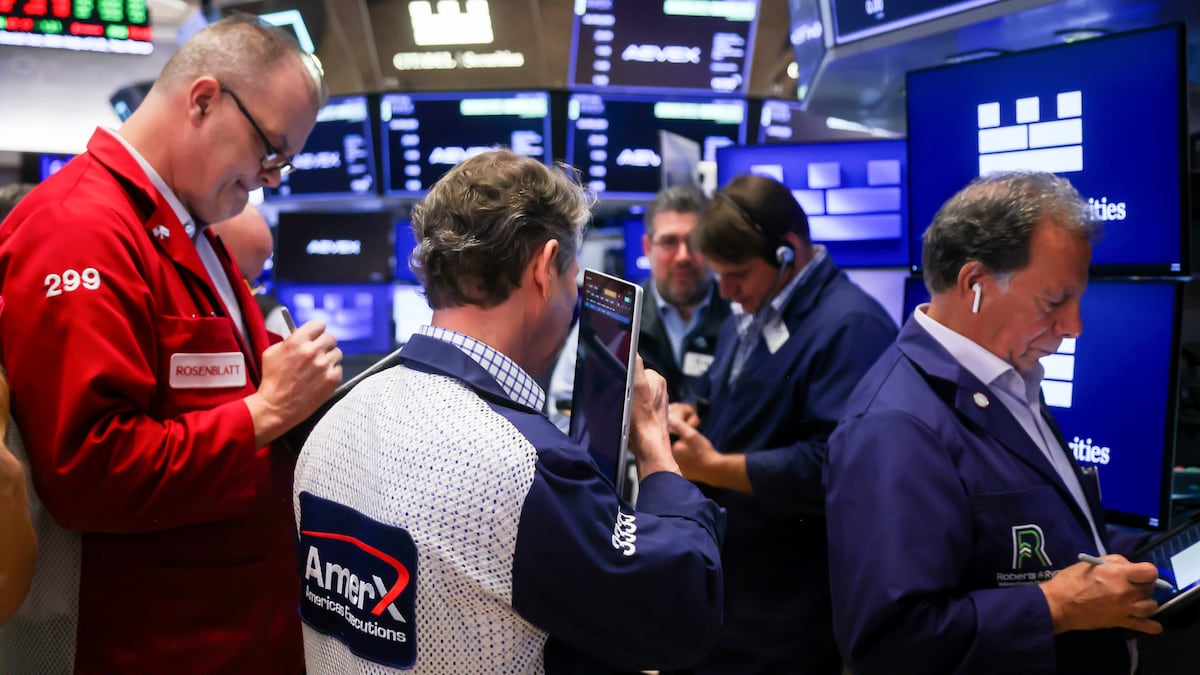S&P 500 cae ante nuevos temores por la IA y presiones inflacionarias que complican a la Fed
