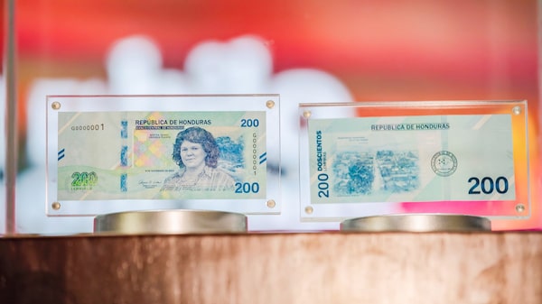 Nuevo billete de 200 lempiras en Honduras rinde tributo a la ambientalista Berta Cáceres Nuevo billete de 200 lempiras en Honduras rinde tributo a la ambientalista Berta Cáceres