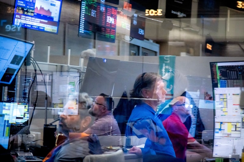 En otros mercados, los bonos del Tesoro volvieron a subir después de que el rendimiento a dos años cayera al nivel más bajo desde 2022. En otros mercados, los bonos del Tesoro volvieron a subir después de que el rendimiento a dos años cayera al nivel más bajo desde 2022.