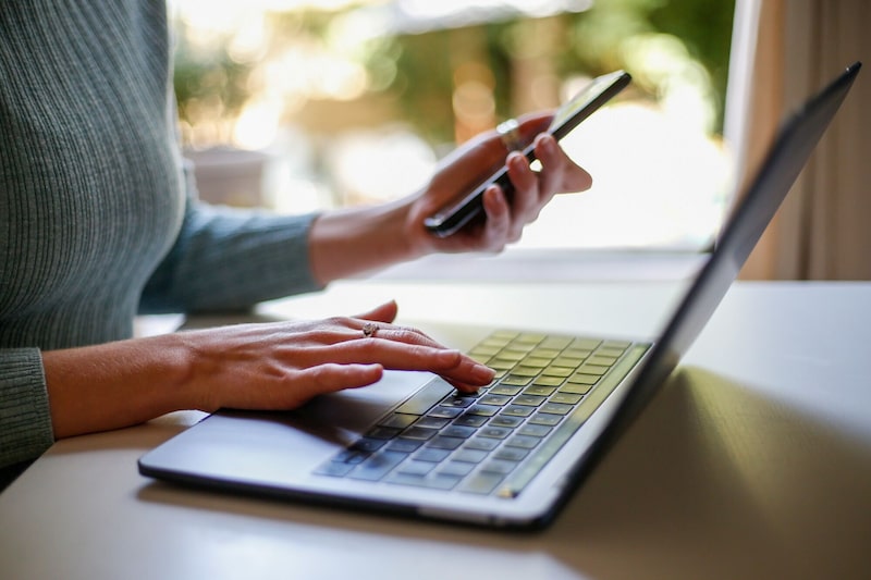 Según una encuesta de LinkedIn realizada a jóvenes de entre 18 y 29 años durante los tres primeros años de su carrera profesional, un tercio de los jóvenes británicos ha realizado trabajos no remunerados. Según una encuesta de LinkedIn realizada a jóvenes de entre 18 y 29 años durante los tres primeros años de su carrera profesional, un tercio de los jóvenes británicos ha realizado trabajos no remunerados.