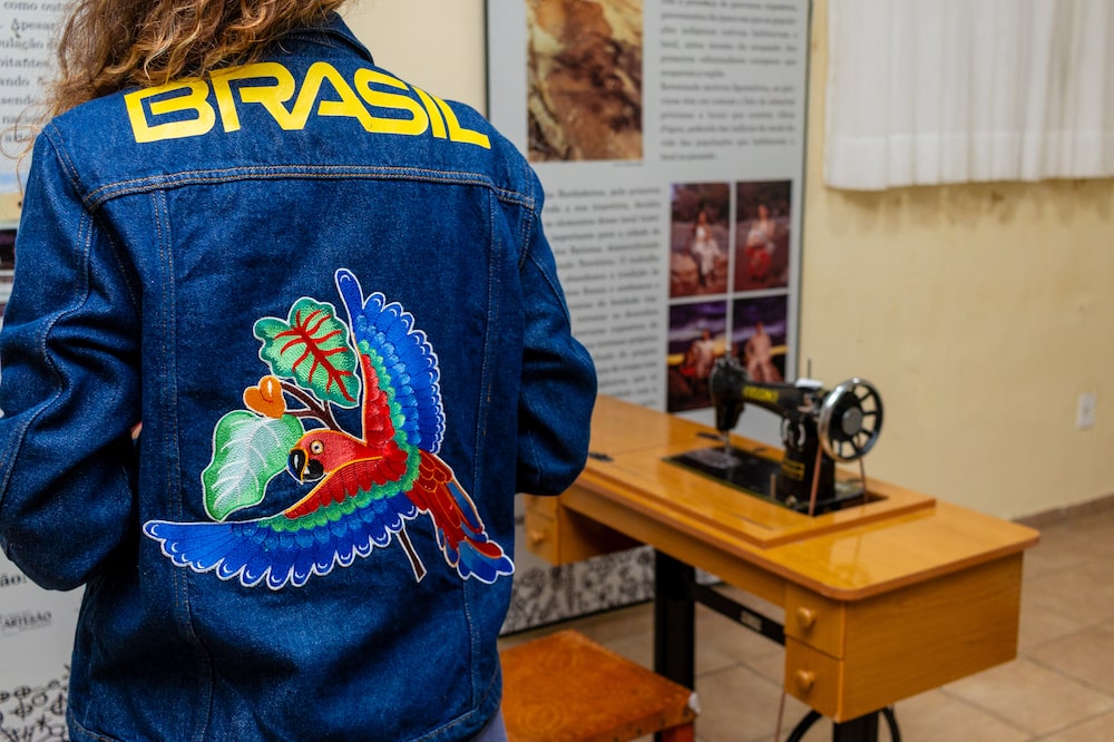 Jaqueta Riachuelo com bordado de grupo de costureiras de Timbaúba dos Batistas Jaqueta Riachuelo com bordado de grupo de costureiras de Timbaúba dos Batistas