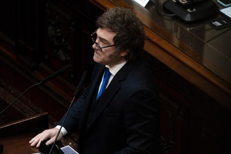 Um bloco crescente de argentinos afirma estar insatisfeito tanto com Milei quanto com o peronismo (Foto: Bloomberg) Um bloco crescente de argentinos afirma estar insatisfeito tanto com Milei quanto com o peronismo (Foto: Bloomberg)