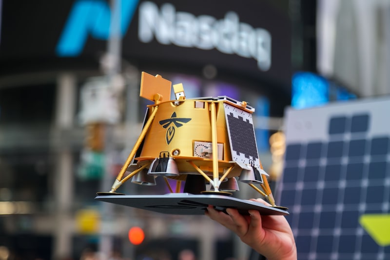 Una maqueta del módulo de aterrizaje Blue Ghost de Firefly Aerospace durante la salida a bolsa de la compañía en el Nasdaq MarketSite de Nueva York el 7 de agosto. Fotógrafo: Michael Nagle/Bloomberg Una maqueta del módulo de aterrizaje Blue Ghost de Firefly Aerospace durante la salida a bolsa de la compañía en el Nasdaq MarketSite de Nueva York el 7 de agosto. Fotógrafo: Michael Nagle/Bloomberg