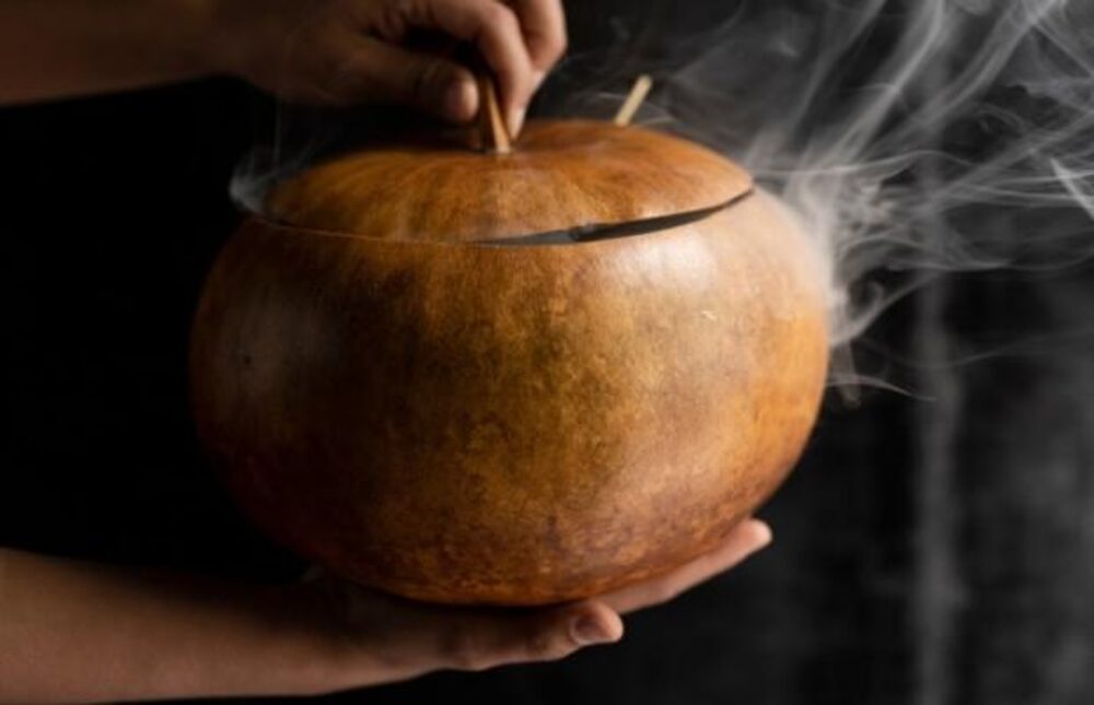 Por dentro: elotes con mayonesa chicatana. Por dentro: elotes con mayonesa chicatana.