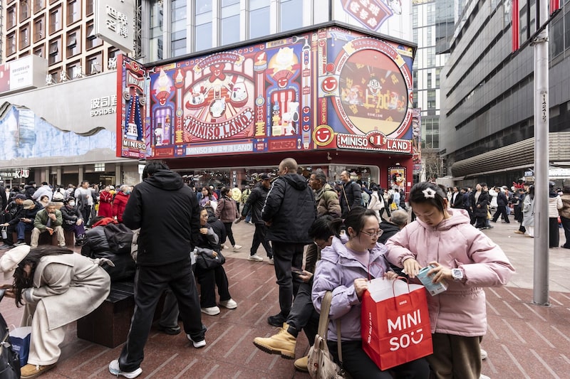 Compradores en la calle Nanjing East Road de Shanghái durante las vacaciones del Año Nuevo Lunar. Fotógrafo: Qilai Shen/Bloomberg Compradores en la calle Nanjing East Road de Shanghái durante las vacaciones del Año Nuevo Lunar. Fotógrafo: Qilai Shen/Bloomberg